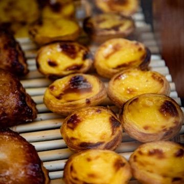 Des pastéis de nata en vitrine