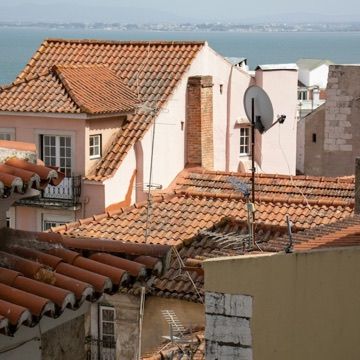 Les toits de tuiles de Lisbonne au-dessus du Tage